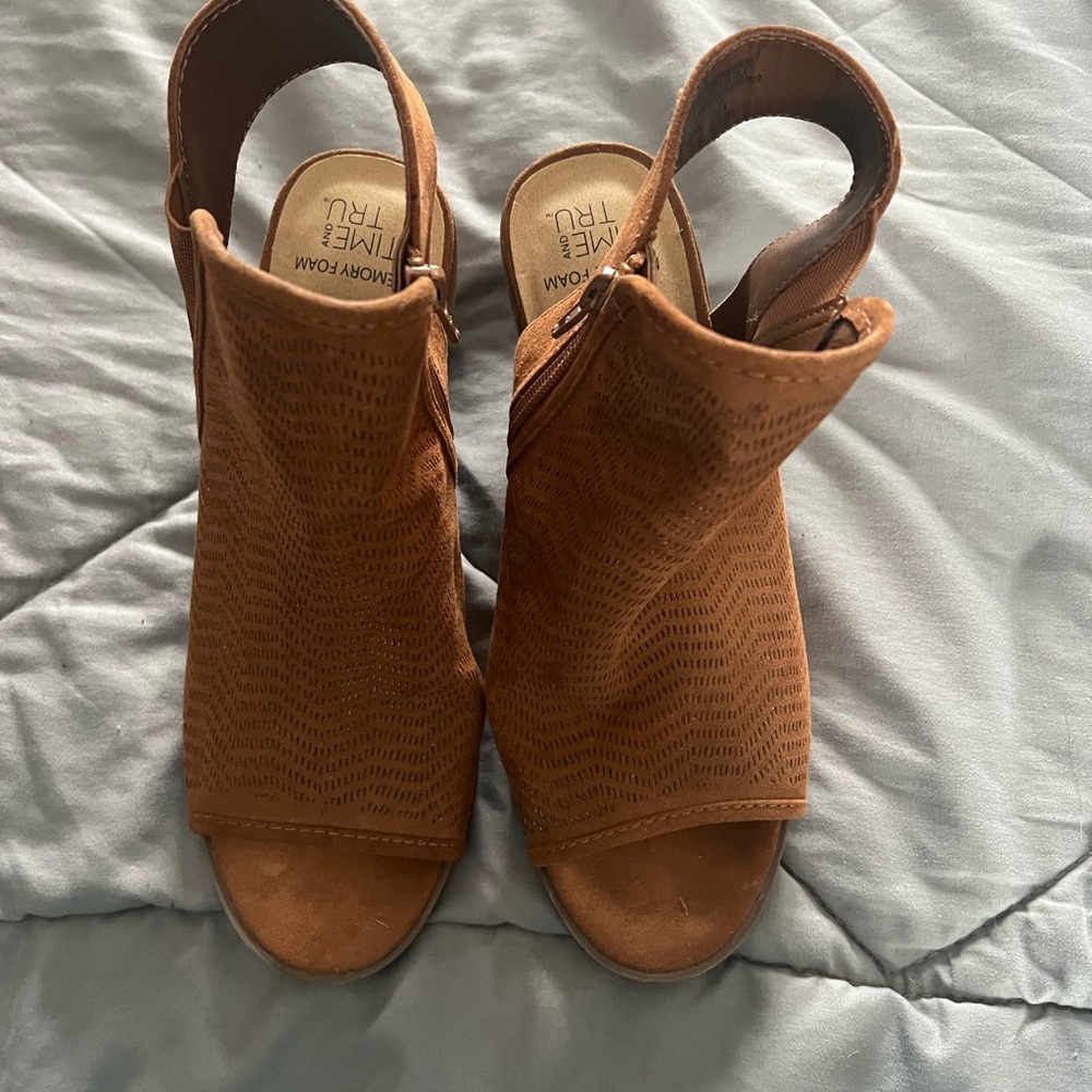 Cute open toe and heel shoe